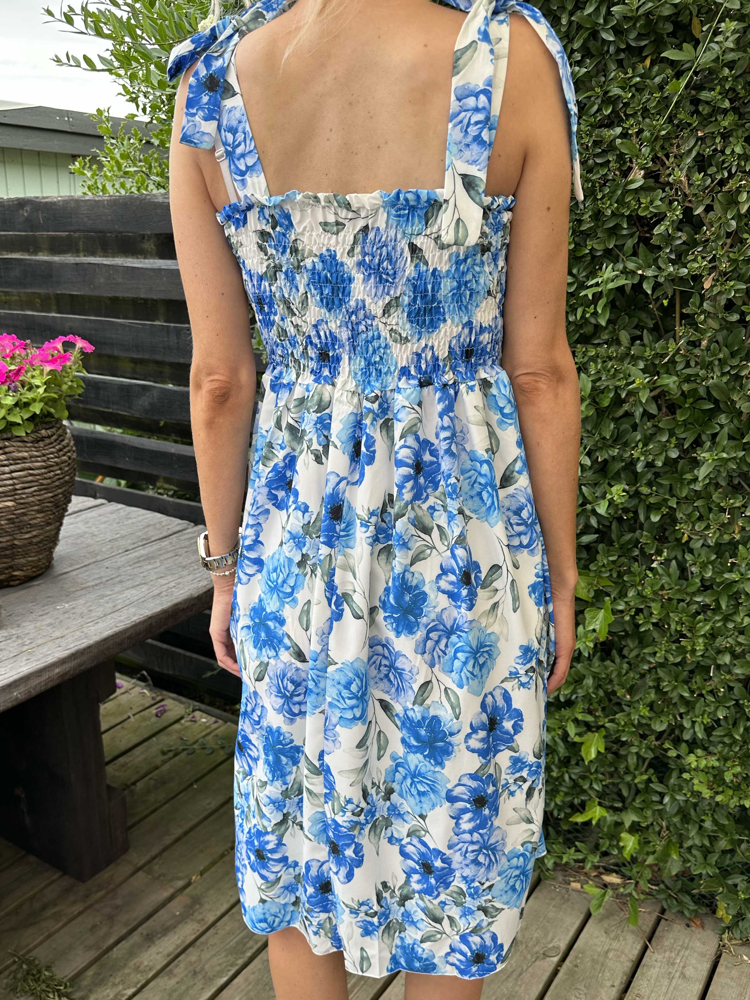 Ametrin - Kjole med sløjfe på stropperne og smock